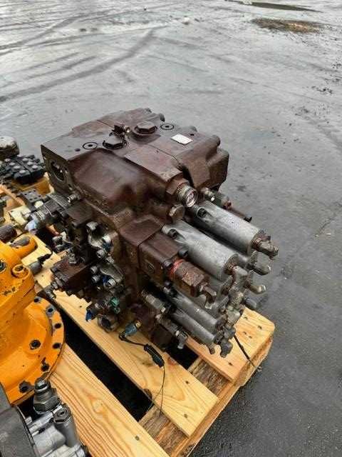 Distribuitor hidraulic JCB JS220 - Piese de schimb JCB