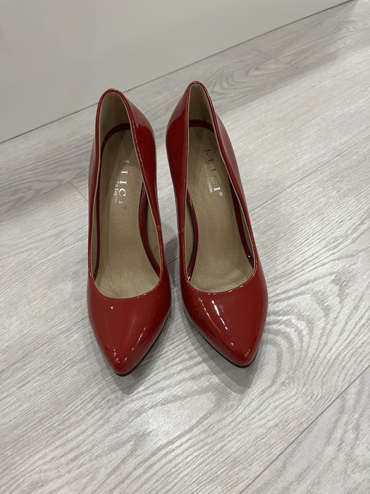 Елегантни червени обувки
