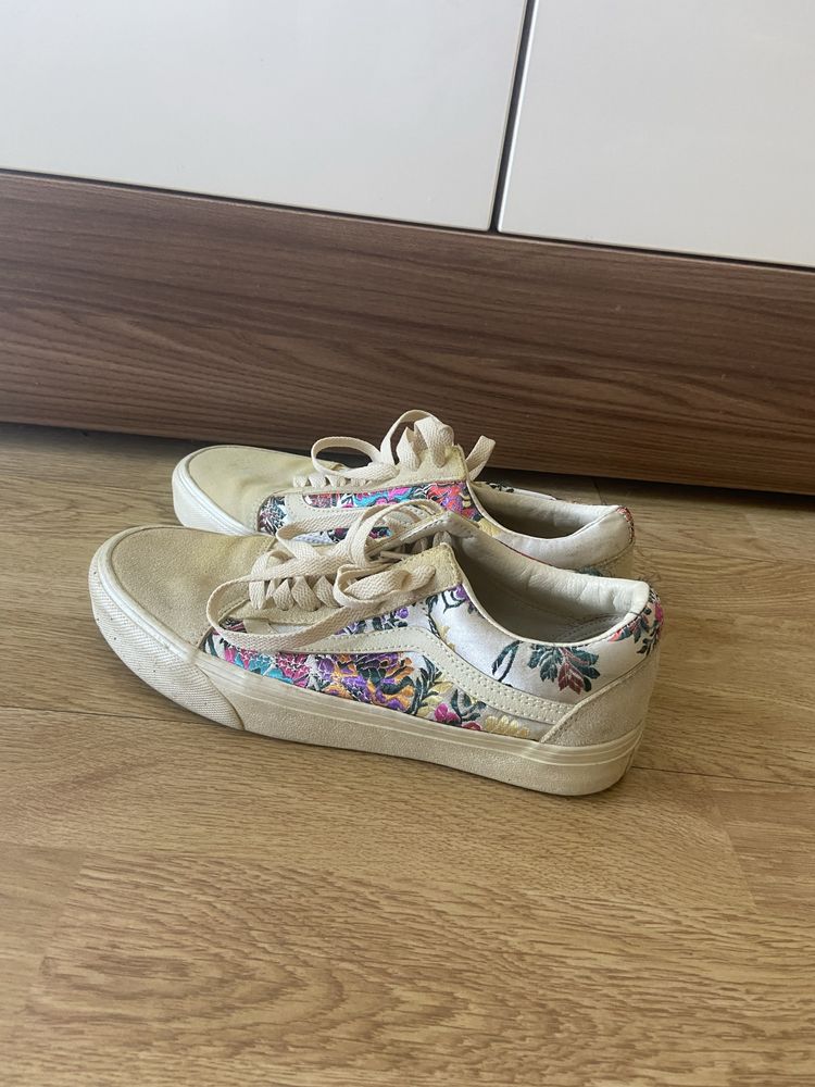 Обувки adidas и Vans