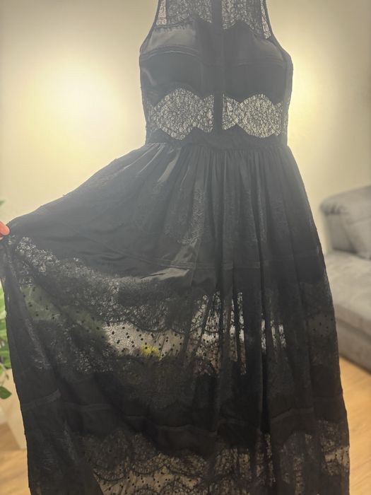 Черна рокля с дантела и сатен