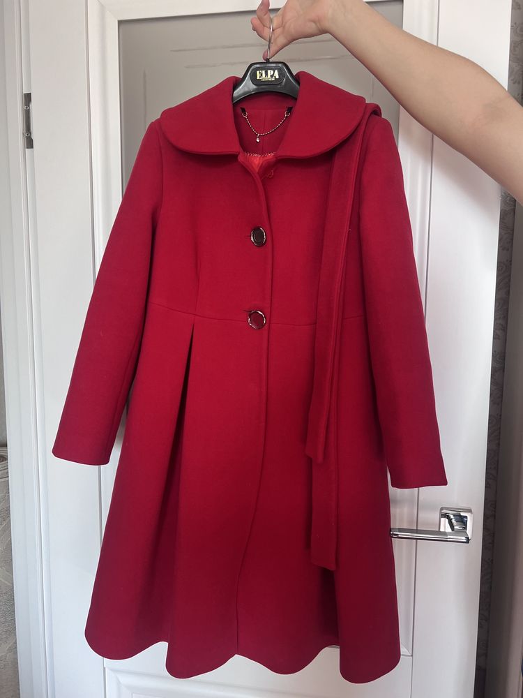 пальто красное