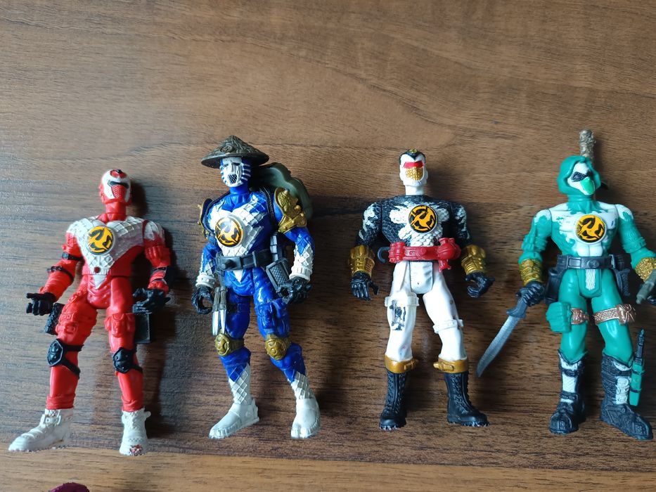 Vând figurine Ninjatron