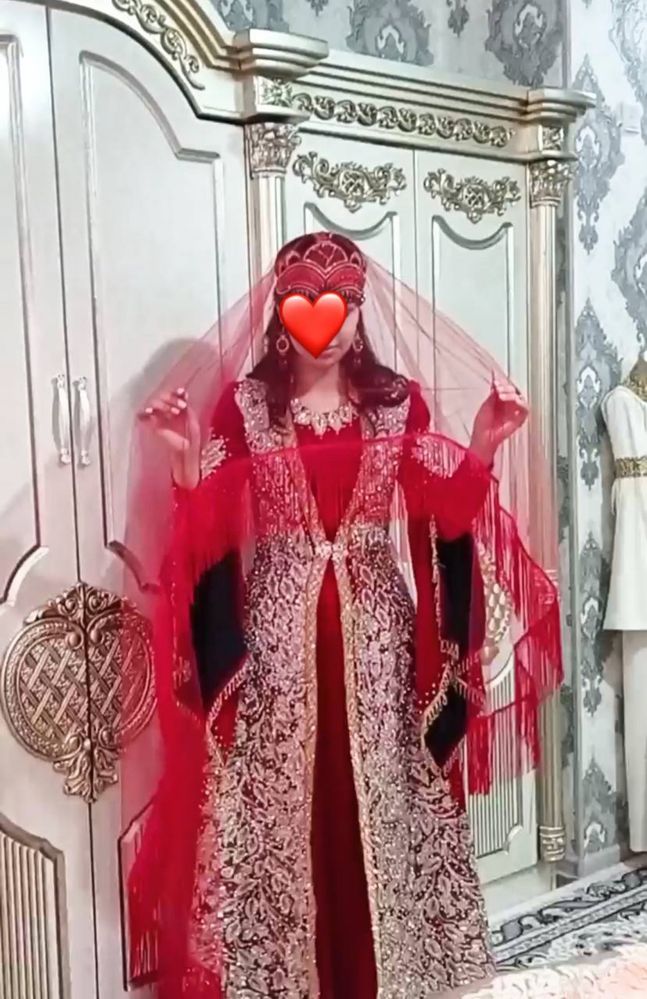 ansambil 2 marta  kiyilgan toshlik judayam chiroyli yaltillab