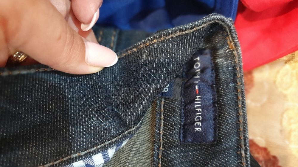 Blugi Tommy Hilfiger+bluza H&M, ambele la doar 45 lei