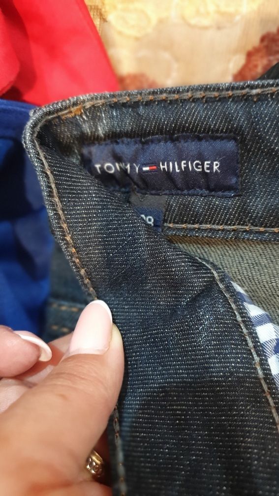 Blugi Tommy Hilfiger+bluza H&M, ambele la doar 45 lei