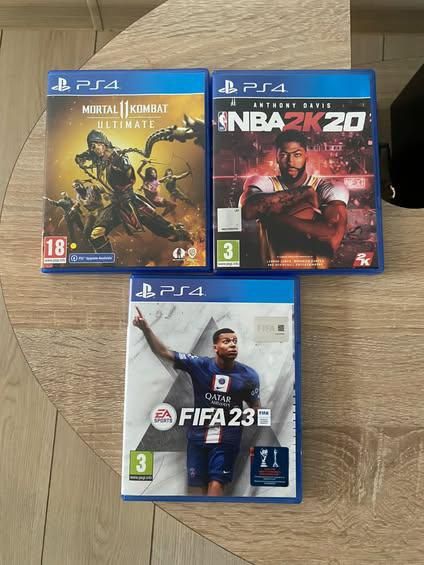 Vând PS 4 slim impecabil