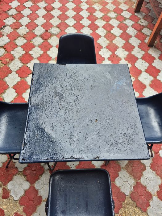 Masă din fier cu 4 scaune