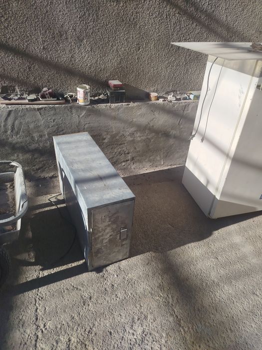 Продам духовку большую холодильник канистры.