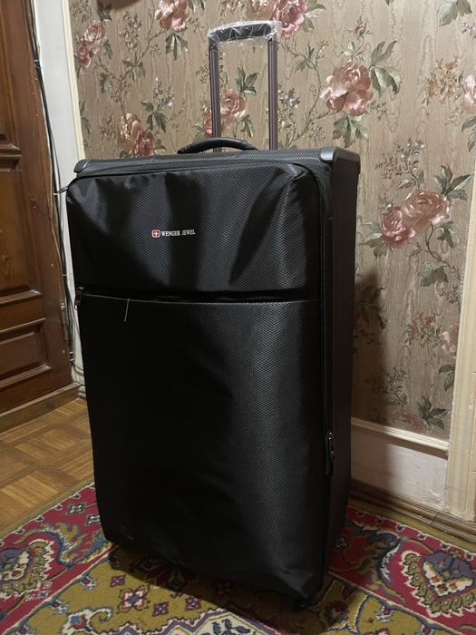 Подаю чемодан отличном состоянии 50х89 Дамская сумочка 35,×23 через пл