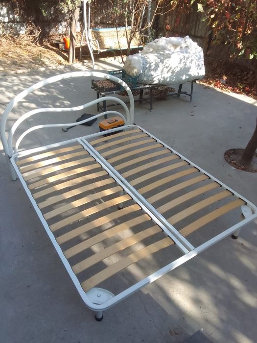 Кровать, покрывало для кровати с наволочками