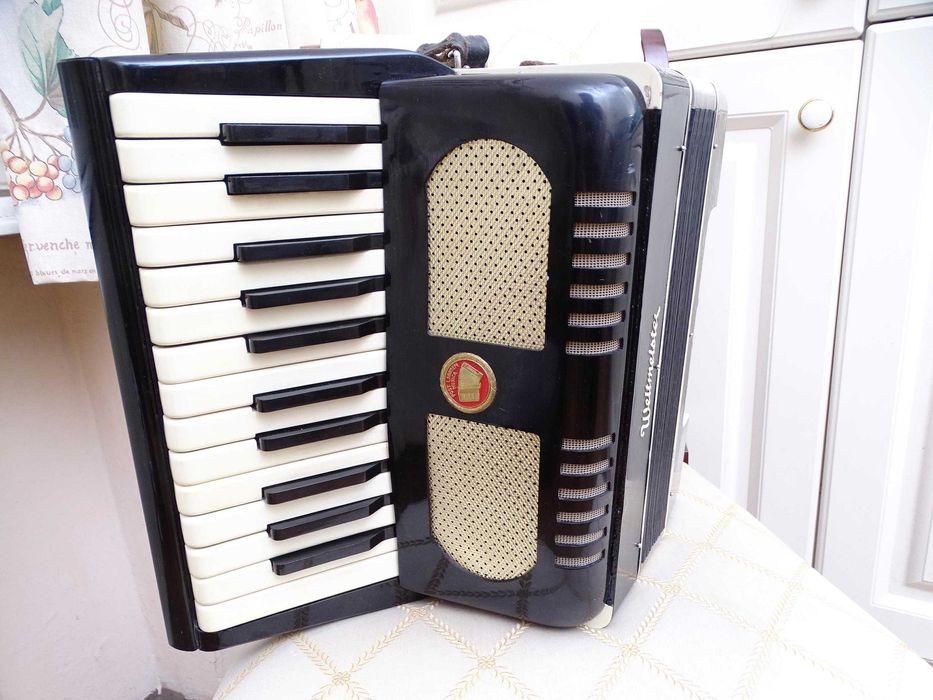 Много запазен стар акордеон Велтмайстер 12 баса