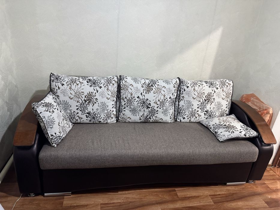 Продается диван и кресло в хорошем состоянии.