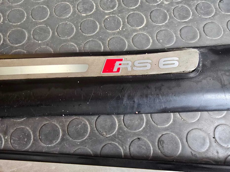 Продаваме интериорни лайсни за прагове от Audi RS6 4F 2010г avant
