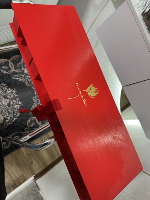 Продам каробок для клубника в шоколаде или для цветов.