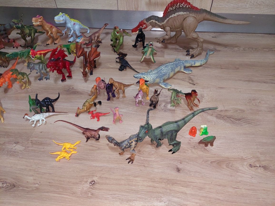 Vand colectie dinozauri si alte figurine