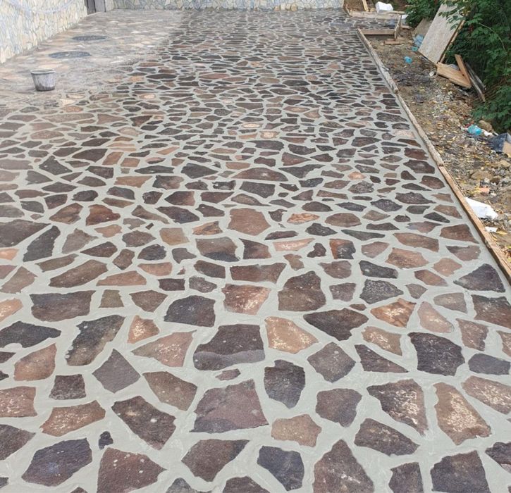 Piatra naturala poligonala si taiata foarte multe noante si dimensiuni