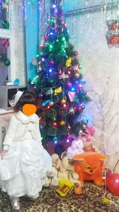 Продаётся новогодний ёлка с всякие игрушки.арча сотилади