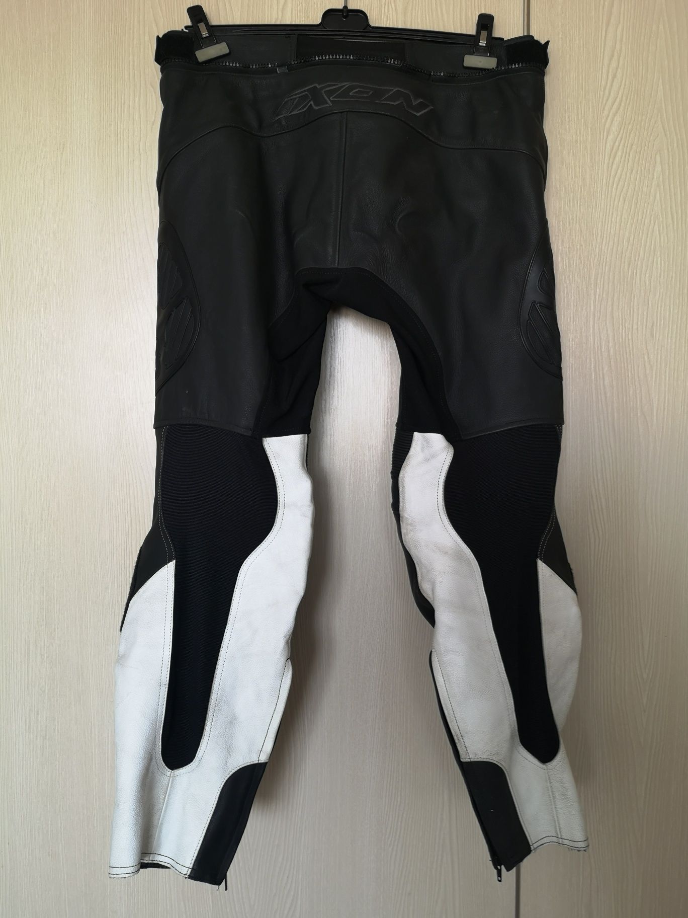 Pantaloni moto piele naturala full protectii slidere Ixon