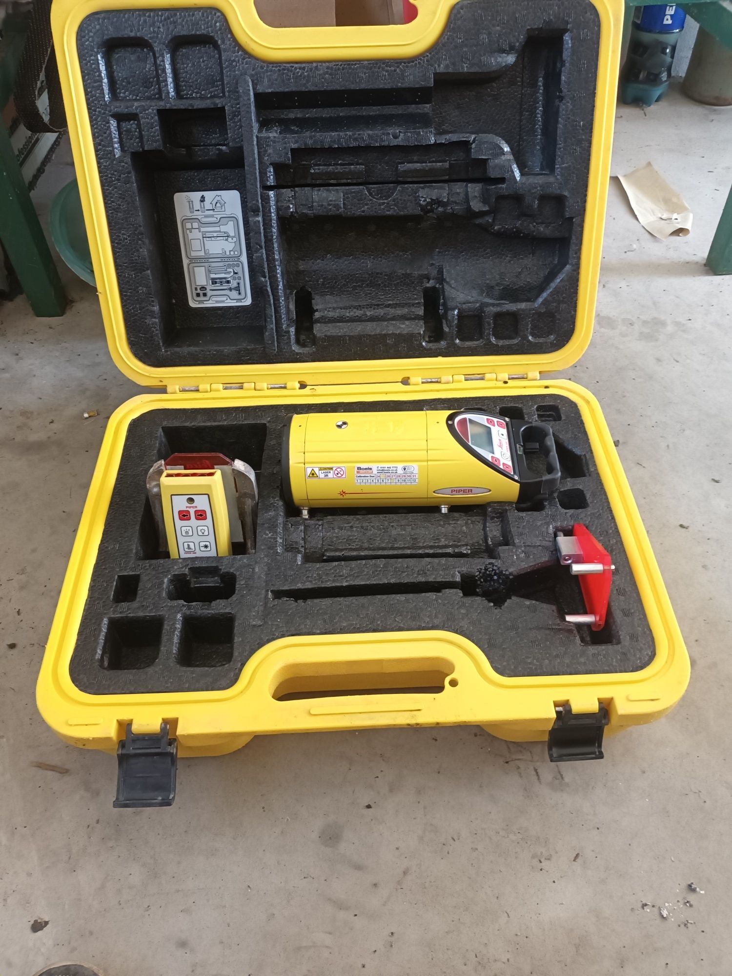 Laser  leica pipre 100 ,pentru canalizări cu lumina roșie