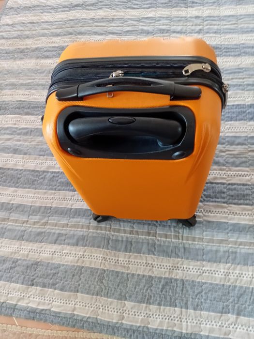 Чемодан продам новый