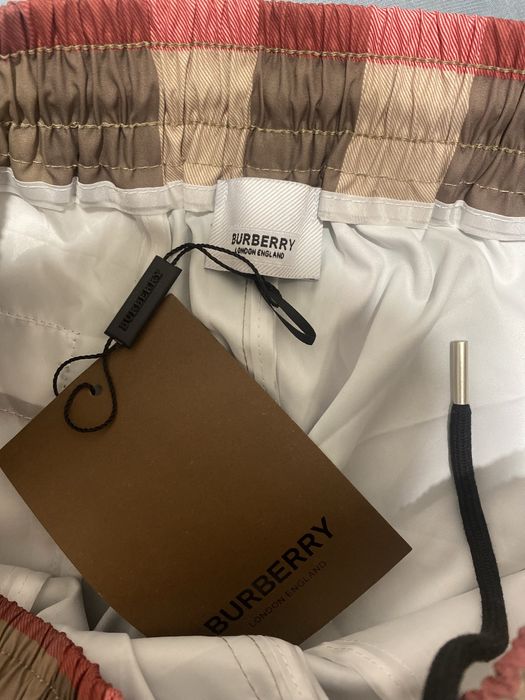 Vând pantaloni scurți de baie Burberry