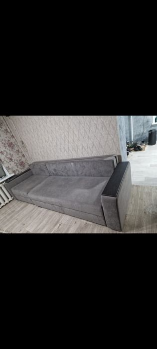 Срочно продам диван в хорошем состоянии есть торг