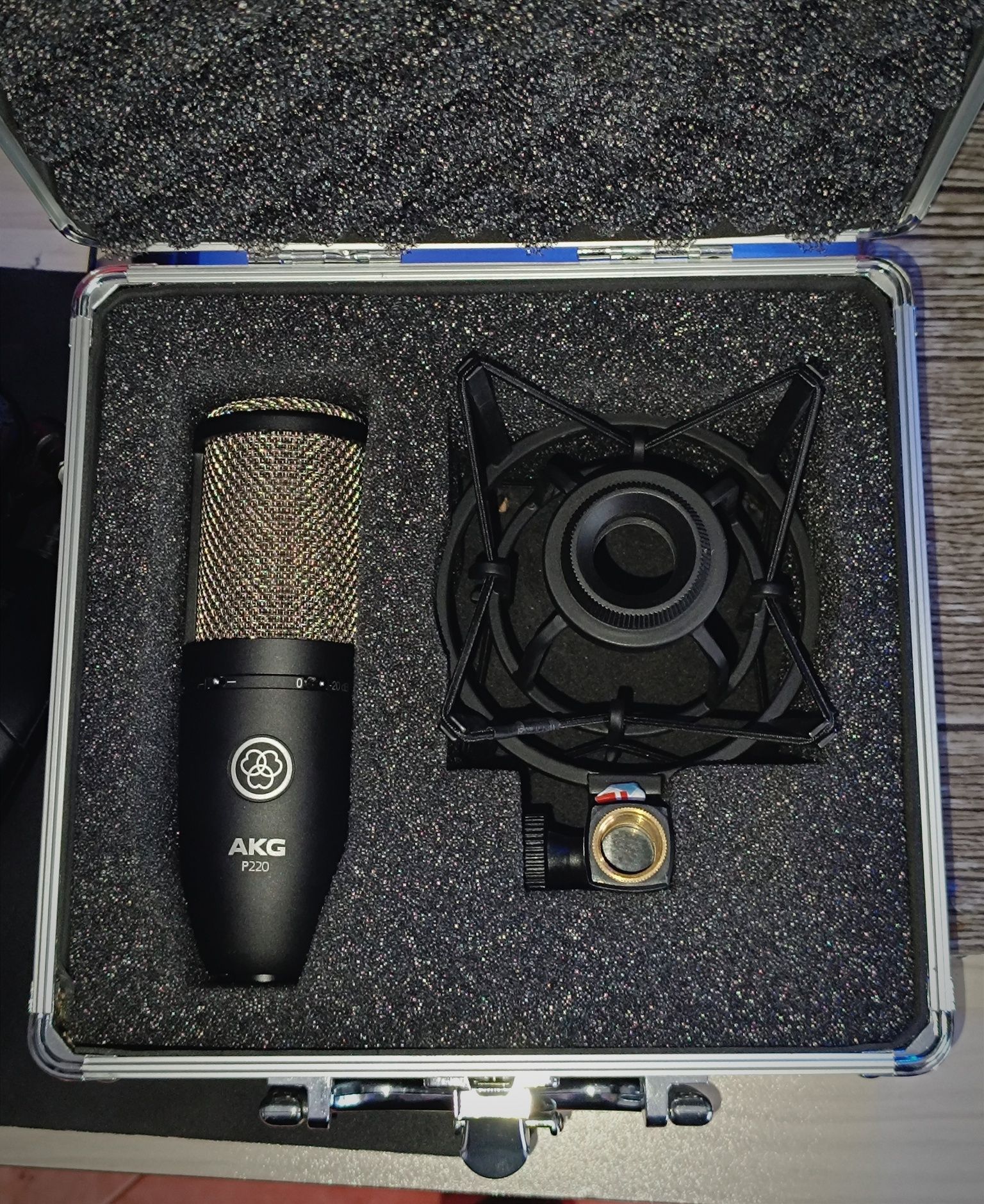 Студиен микрофон AKG P220 + Подарък Поп Филтър