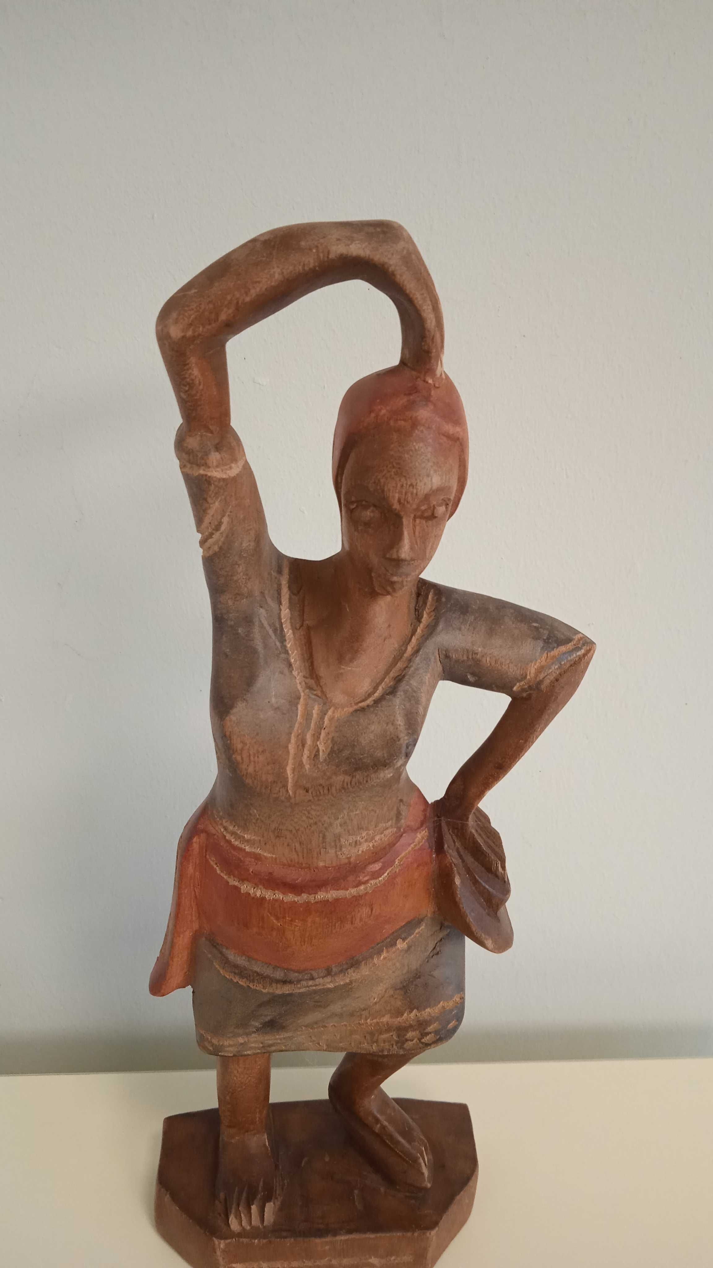 Дървена фигура на жена