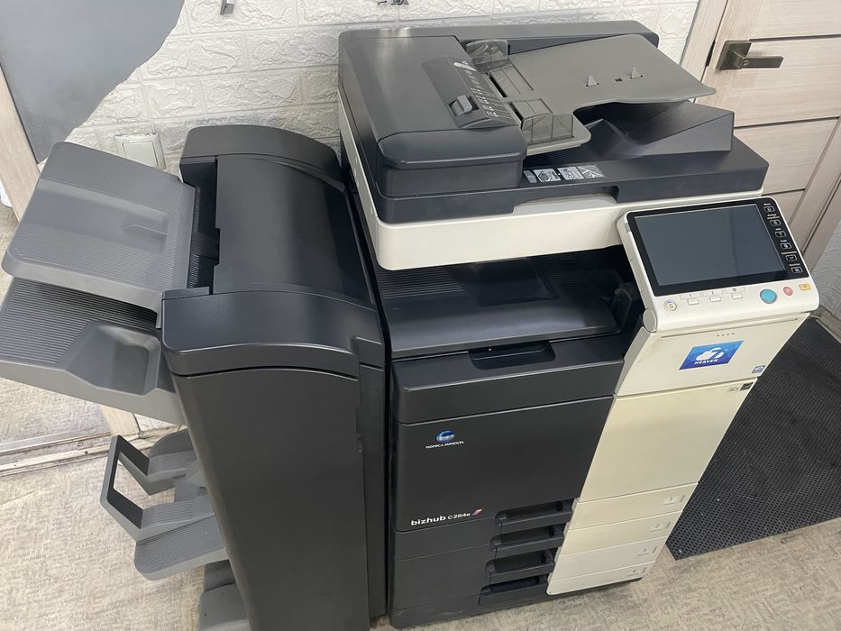 Продам принтер konica minolta c 284e