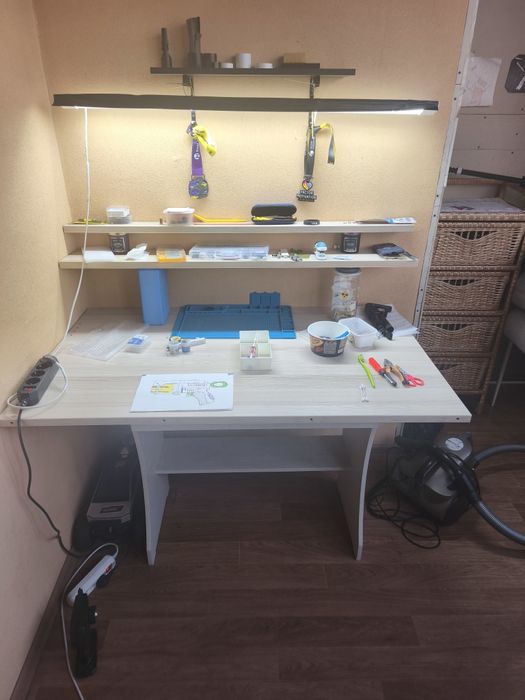 Стол для мастерской или творчества.