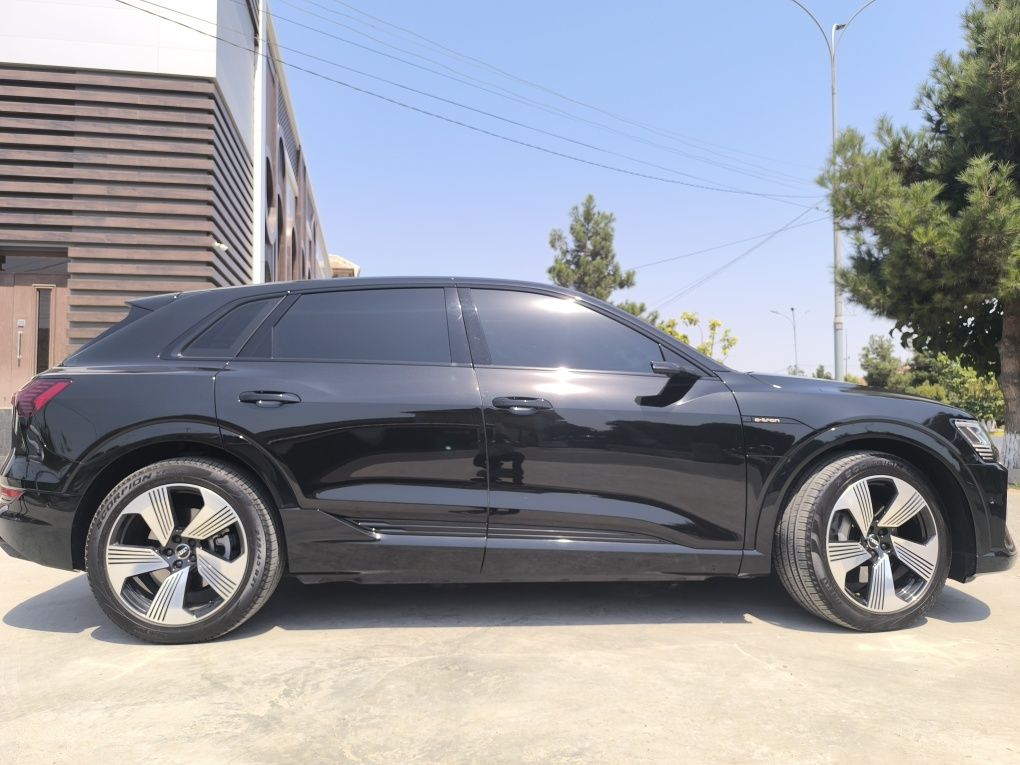 Audi e-tron S line Q8