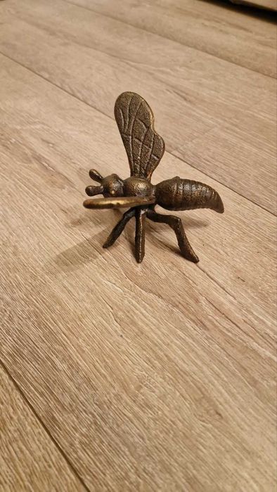 Масивна Чугунена пчела–450гр Старинен ефект.