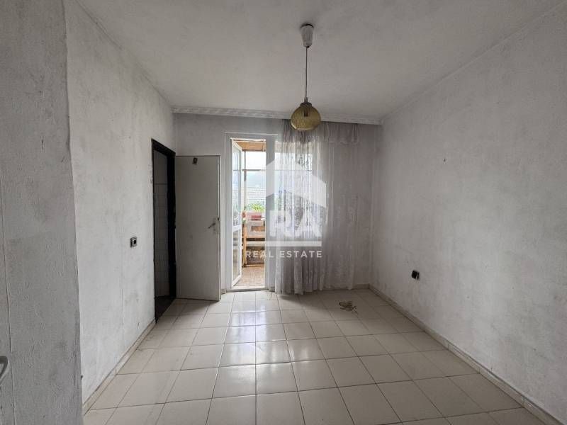 ЕКСКЛУЗИВНО! Тристаен апартамент на спирка Родина до МОЛ Варна