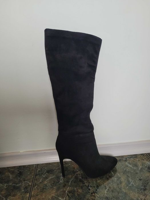 Високи ботуши на ток