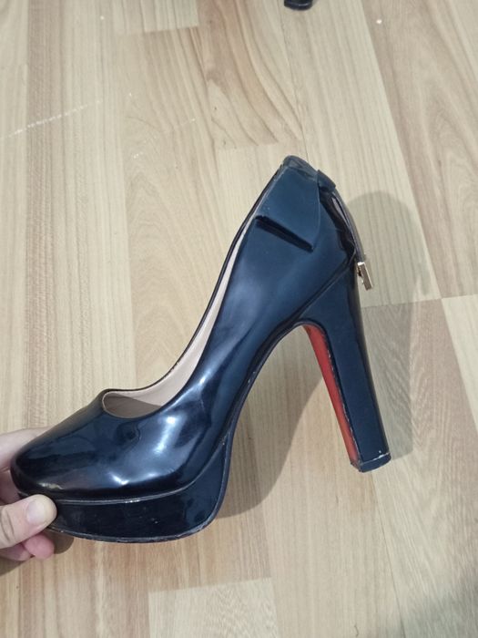 Ayollar tuflisi kabluk poshna