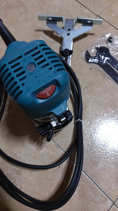 Masina de frezat si taiat Makita RT0702C