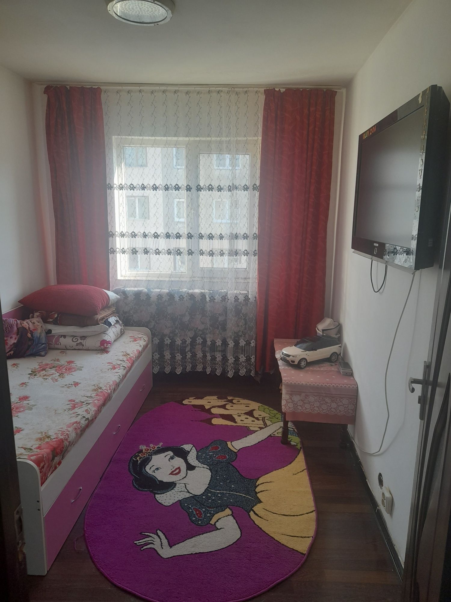 Vand apartament cu 3 camere