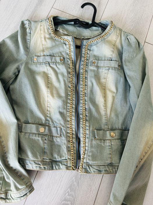 Geaca de blugi cu lanturi aurii