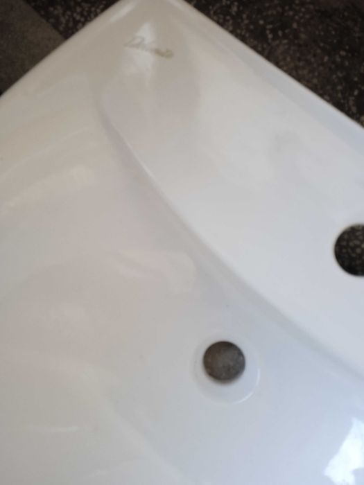 Фаянсова мивка за баня