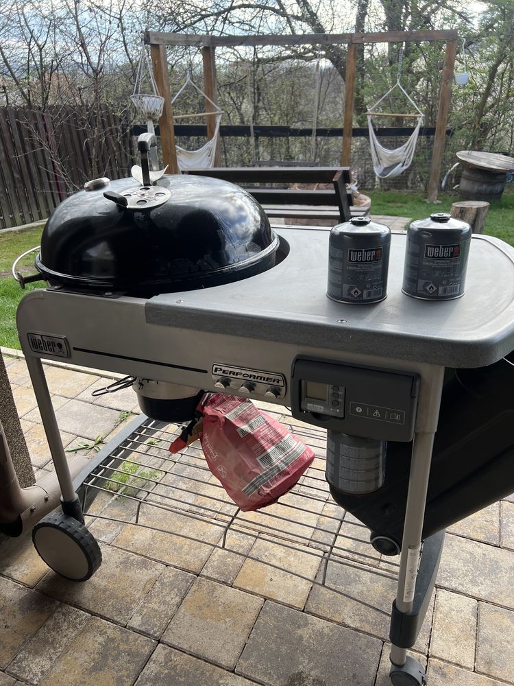 Vand gratar pe carbuni Weber Permormer 57cm cu rotisor electric