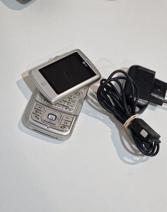 Super telefon Lg cu display dublu și rotativ