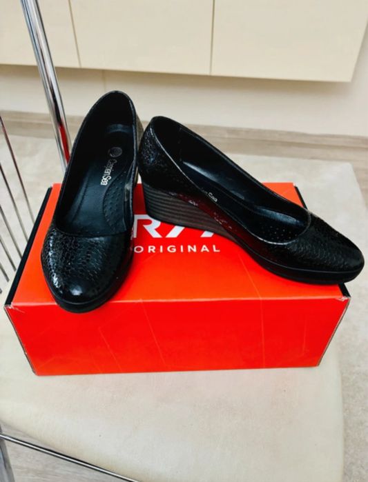 Pantofi din piele naturala lacuita, marime 36