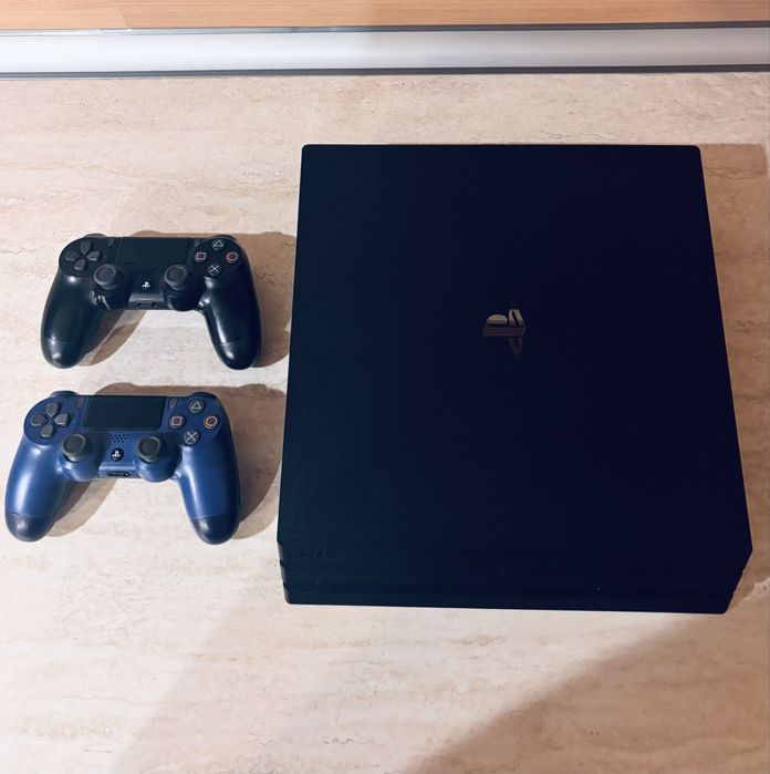 Продавам PS4 Pro 1TB с 2 контролера