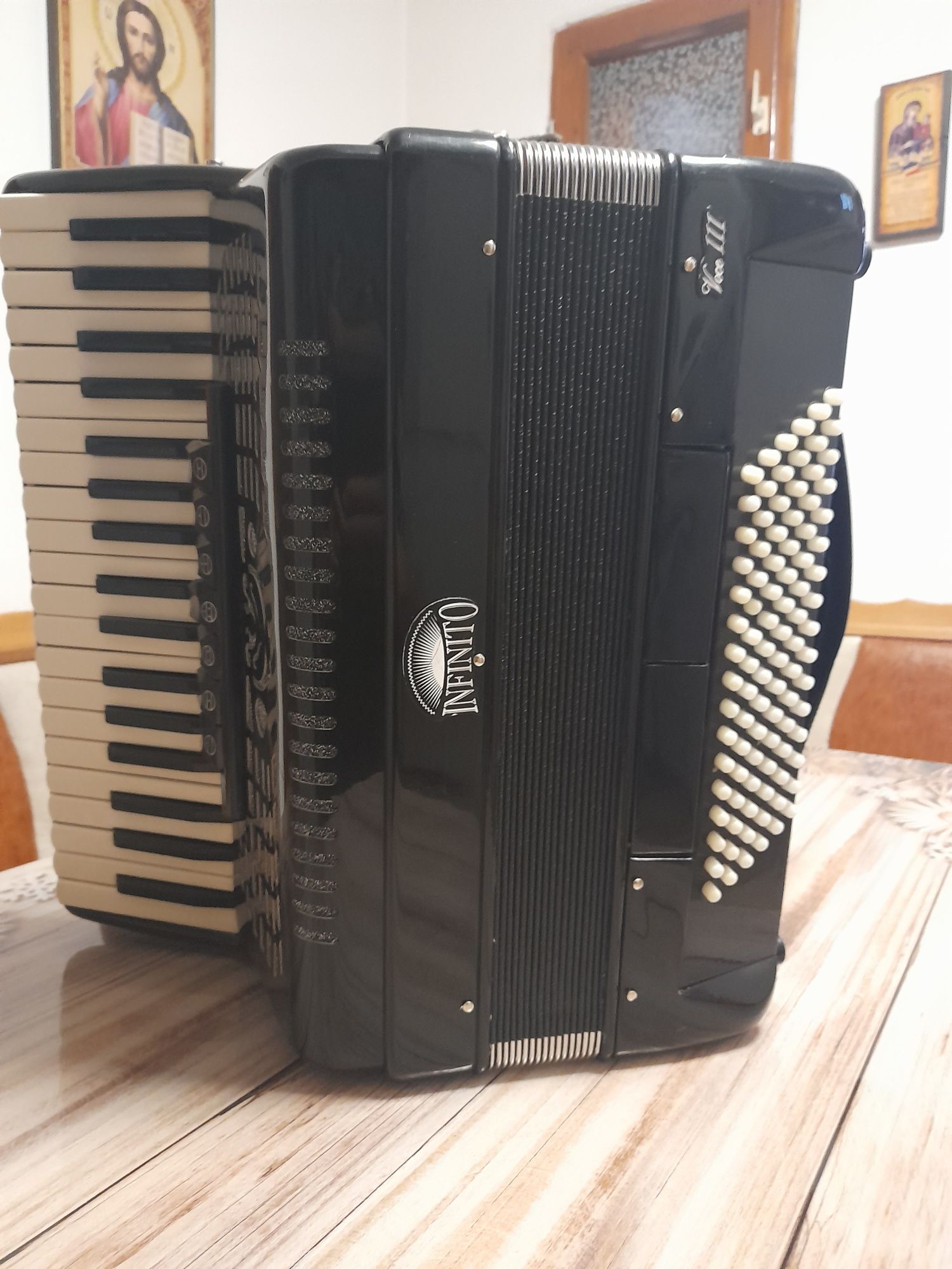 Vand acordeon Infinito italian 96 de basi