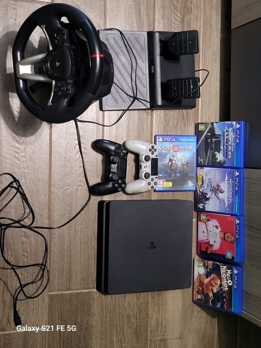 Playstation 4 + volan s pedali