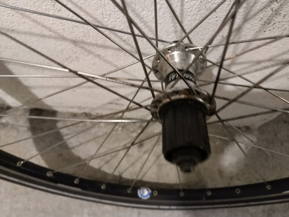 Капла задна Shimano 28 ' и две външни гуми Rubena Flash 28x1.75