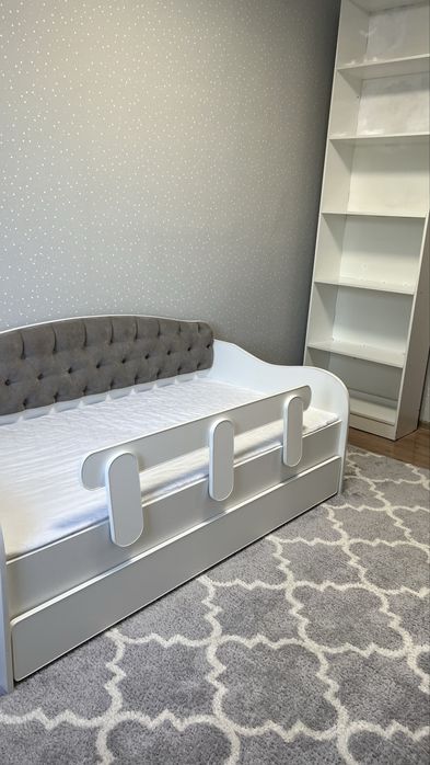 Детская кровать с мягкой спинкой