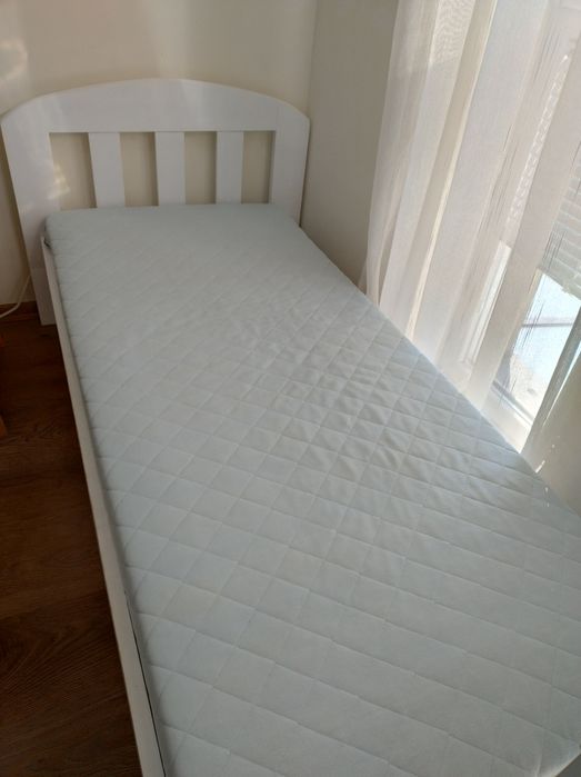 Детско дървено легло 160/70 с матрак и подматрачна рамка Ikea + прегр.
