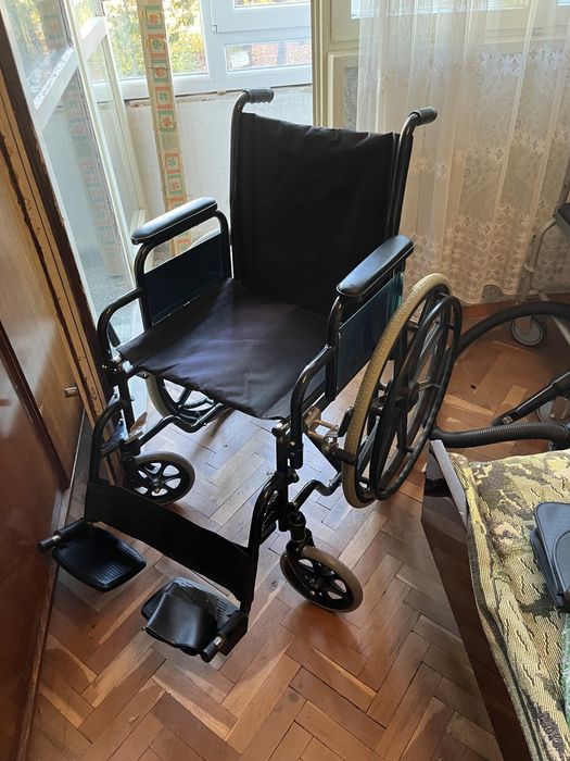 Продавам инвалидна количка и хигиенен стол
