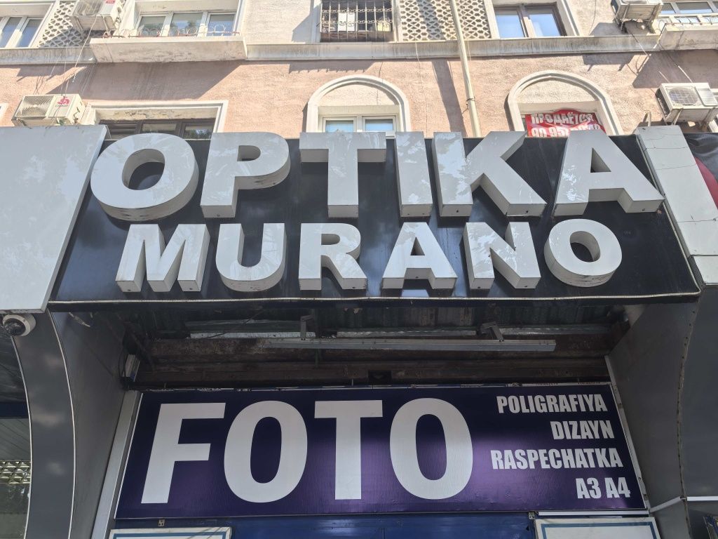 Yozuvli banner va plakatlar.